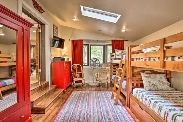 Bunk room — detail