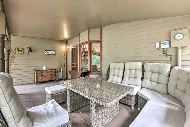 Front deck — seating