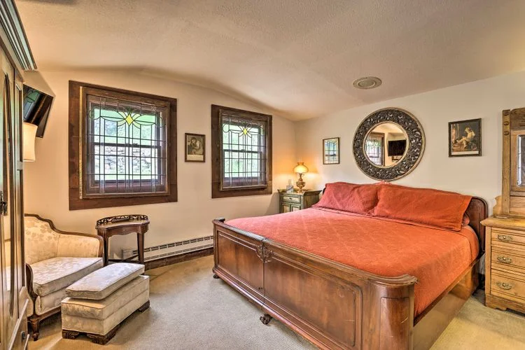 Main floor primary bedroom