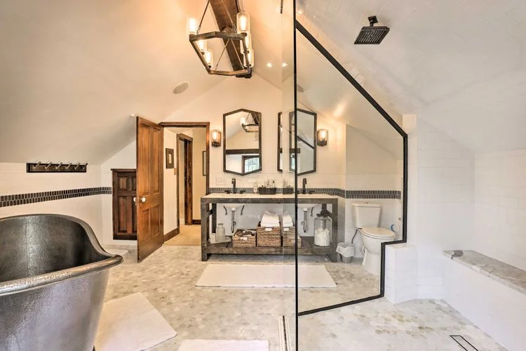 Upstairs bathroom — detail
