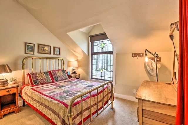Upstairs guest bedroom