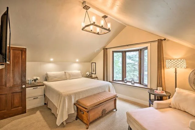 Upstairs primary bedroom